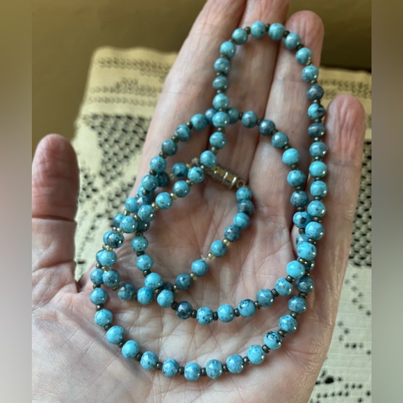 Genuine turquoise vintage 22” small beaded necklace. Silvertone magnetic clasp. - Picture 3 of 4